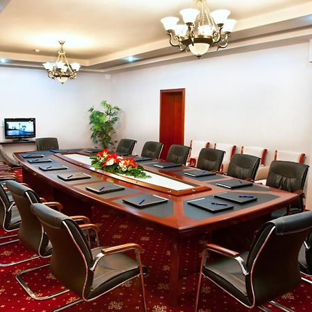 Готель Goldman Empire Астана Екстер'єр фото
